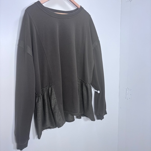 Cotton Bleu Women's Camo Green lightweight Sweatshirt Top Ruff Hem Size 1X USA - Picture 1 of 7